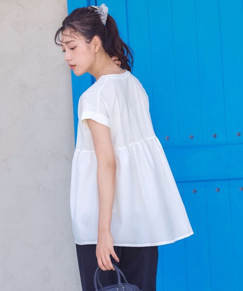 Tiaclasse(ティアクラッセ)の「【洗える】バイオシルケット裾フリルプルオーバー(Tシャツ/カットソー・レディース・グレイッシュベージュ/オフホワイト/ネイビー・M/L)」の11枚目の写真