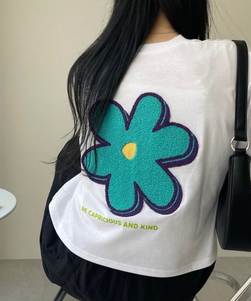 Ada.（エイダ）の「サガラ刺繍 クロップド フラワー Tシャツ（Tシャツ/カットソー・レディース・オフホワイト/チャコール/オートミール・FREE）」の2枚目の写真
