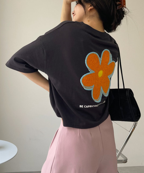 Ada.（エイダ）の「サガラ刺繍 クロップド フラワー Tシャツ（Tシャツ/カットソー・レディース・オフホワイト/チャコール/オートミール・FREE）」の3枚目の写真