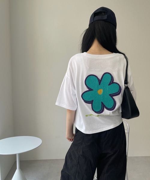 Ada.（エイダ）の「サガラ刺繍 クロップド フラワー Tシャツ（Tシャツ/カットソー・レディース・オフホワイト/チャコール/オートミール・FREE）」の5枚目の写真