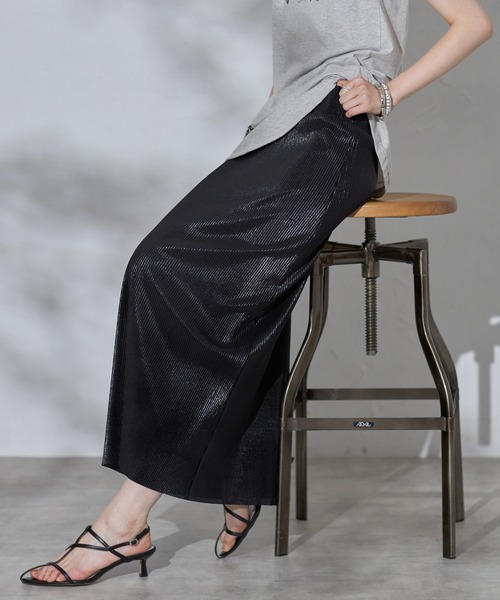 each（イーチ）の「シャイニープリーツタイトスカート（スカート・レディース・イエローゴールド/シルバー/ブラック・FREE）」の2枚目の写真