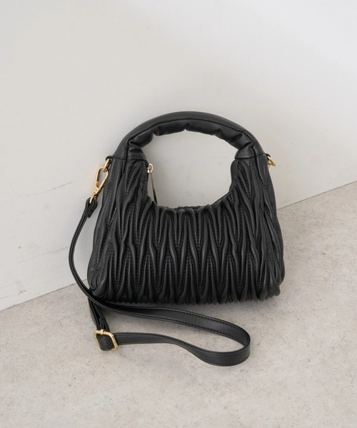 earth music&ecology（アースミュージックアンドエコロジー）の「ウエーブキルトショルダーバッグ（ショルダーバッグ・レディース・その他8/ライトグレー/ブラック・FREE）」の2枚目の写真