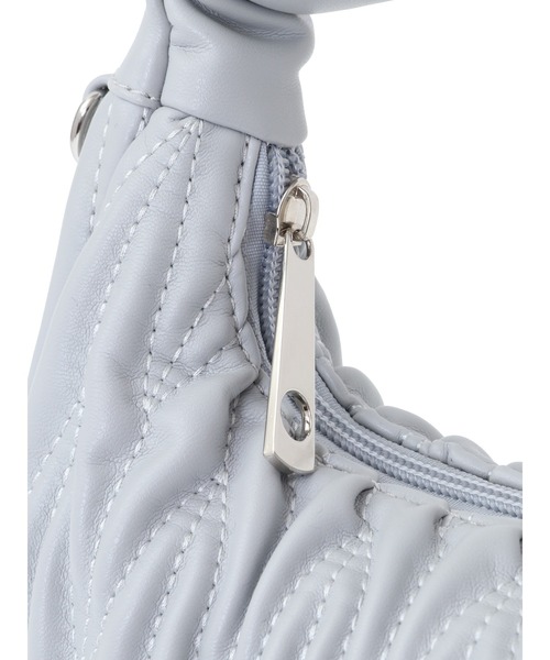 earth music&ecology（アースミュージックアンドエコロジー）の「ウエーブキルトショルダーバッグ（ショルダーバッグ・レディース・その他8/ライトグレー/ブラック・FREE）」の7枚目の写真