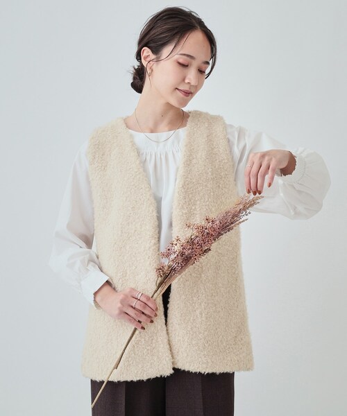 DRESKIP（ドレスキップ）の「◆コーデの主役に くるくるフェイクファージレ（ベスト・レディース・ライトグレー/ベージュ/モカ・02/04/03）」の3枚目の写真