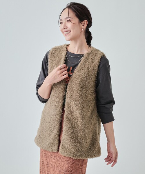 DRESKIP（ドレスキップ）の「◆コーデの主役に くるくるフェイクファージレ（ベスト・レディース・ライトグレー/ベージュ/モカ・02/04/03）」の2枚目の写真