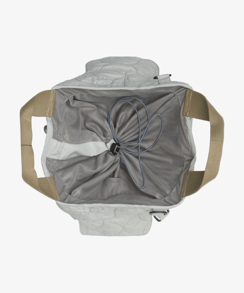 LAVENHAM（ラベンハム）の「Nicholas Daley X Lavenham Kit Bag Unisex / ニコラス・デイリー X ラベンハム キット バッグ ユニセックス（ショルダーバッグ・メンズ・ライトグレー・ONE SIZE）」の13枚目の写真