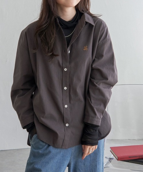 LBC(エルビーシー)の「ミニロゴ刺繍オーバーシャツ(シャツ/ブラウス・レディース・ベージュ/ホワイト/チャコールグレー・M)」の3枚目の写真