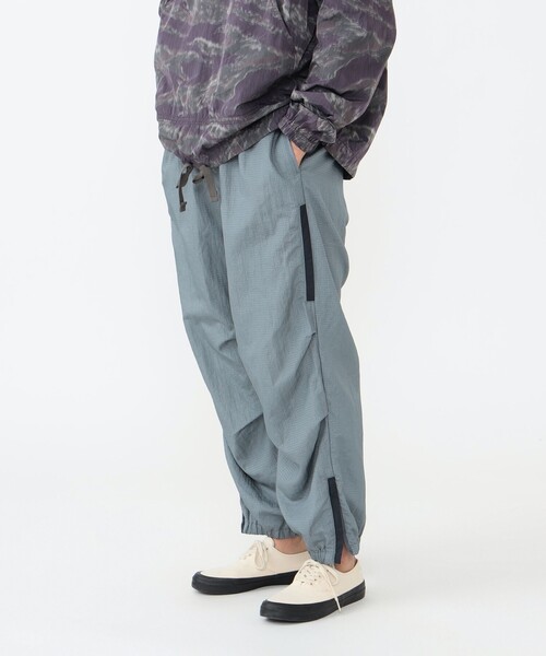 BEAMS PLUS(ビームスプラス)の「ミリタリー アスレチック パンツ(その他パンツ・メンズ・ネイビー/グレー・S/M/L)」の8枚目の写真