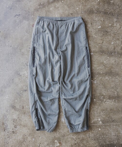 BEAMS PLUS(ビームスプラス)の「ミリタリー アスレチック パンツ(その他パンツ・メンズ・ネイビー/グレー・S/M/L)」の2枚目の写真