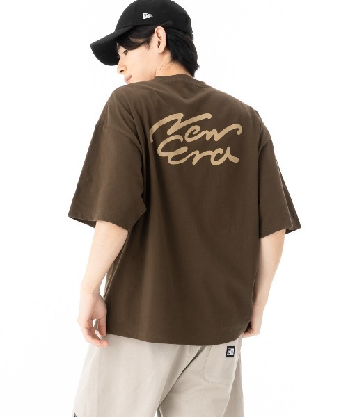 NEW ERA（ニューエラ）の「ニューエラ 半袖Tシャツ オーバーサイズ 手書き風ロゴ（Tシャツ/カットソー・メンズ・ブラック/ブラウン/ホワイト・XXL/XL/L/M/S）」の5枚目の写真