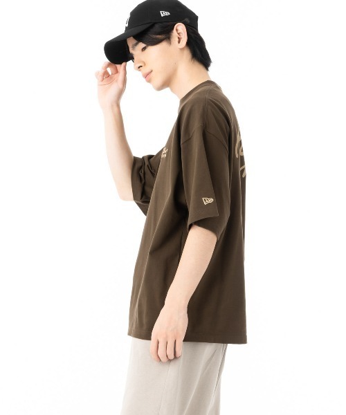 NEW ERA（ニューエラ）の「ニューエラ 半袖Tシャツ オーバーサイズ 手書き風ロゴ（Tシャツ/カットソー・メンズ・ブラック/ブラウン/ホワイト・XXL/XL/L/M/S）」の4枚目の写真