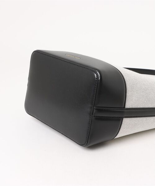 CHARLES & KEITH（チャールズ & キース）の「Enola エノラ キャンバスイロンゲイティッドバケツバッグ（ショルダーバッグ・レディース・ブラック・L）」の5枚目の写真