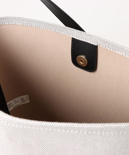 CHARLES & KEITH（チャールズ & キース）の「Enola エノラ キャンバスイロンゲイティッドバケツバッグ（ショルダーバッグ・レディース・ブラック・L）」の6枚目の写真