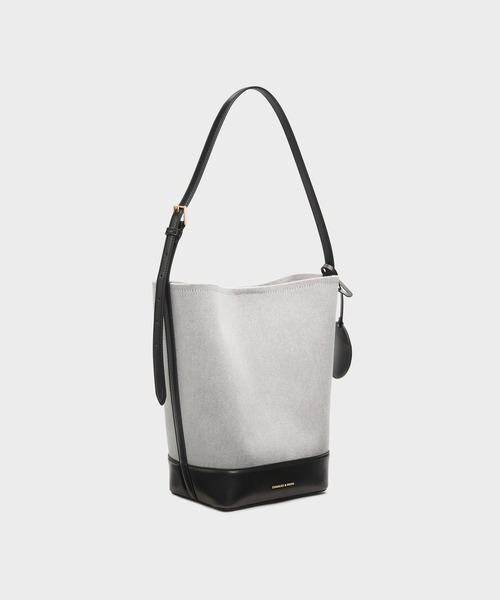 CHARLES & KEITH（チャールズ & キース）の「Enola エノラ キャンバスイロンゲイティッドバケツバッグ（ショルダーバッグ・レディース・ブラック・L）」の10枚目の写真
