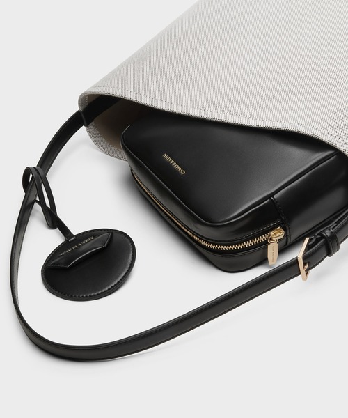 CHARLES & KEITH（チャールズ & キース）の「Enola エノラ キャンバスイロンゲイティッドバケツバッグ（ショルダーバッグ・レディース・ブラック・L）」の8枚目の写真