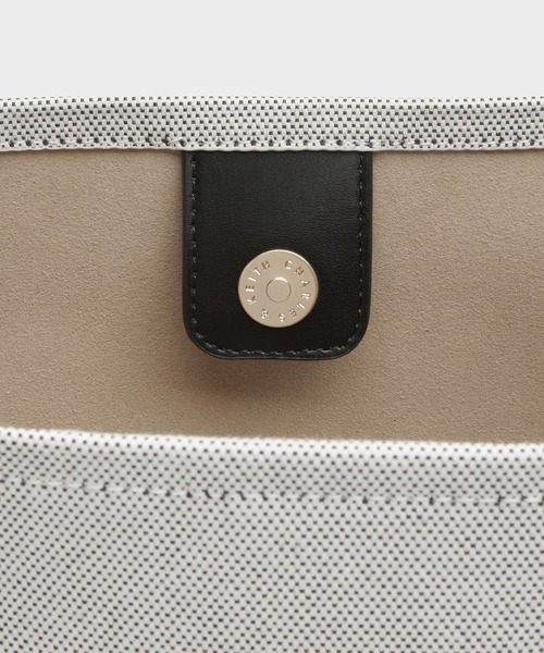 CHARLES & KEITH（チャールズ & キース）の「Enola エノラ キャンバスイロンゲイティッドバケツバッグ（ショルダーバッグ・レディース・ブラック・L）」の7枚目の写真