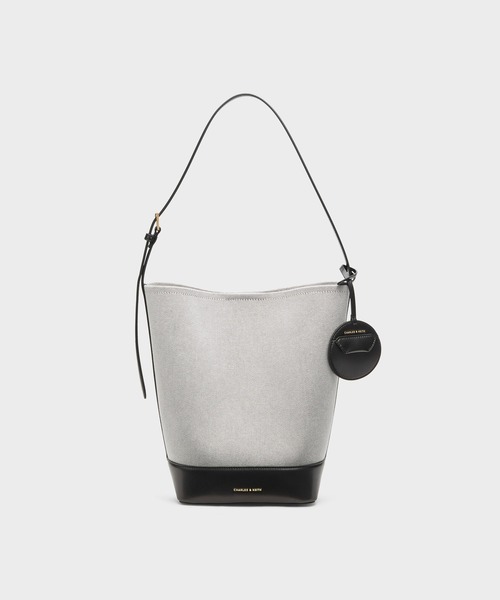 CHARLES & KEITH（チャールズ & キース）の「Enola エノラ キャンバスイロンゲイティッドバケツバッグ（ショルダーバッグ・レディース・ブラック・L）」の15枚目の写真