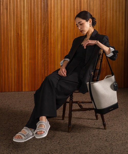 CHARLES & KEITH（チャールズ & キース）の「Enola エノラ キャンバスイロンゲイティッドバケツバッグ（ショルダーバッグ・レディース・ブラック・L）」の12枚目の写真