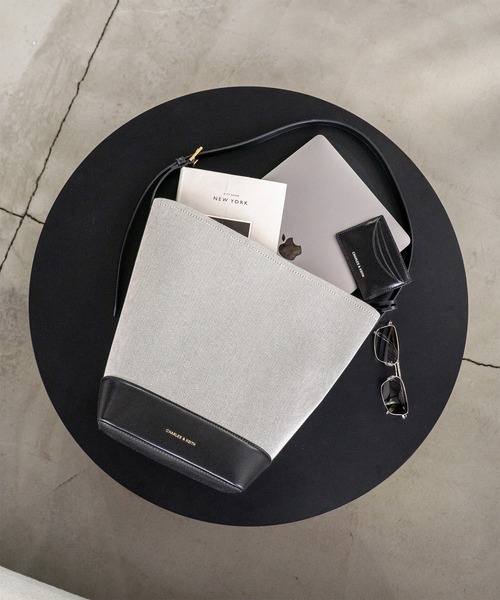 CHARLES & KEITH（チャールズ & キース）の「Enola エノラ キャンバスイロンゲイティッドバケツバッグ（ショルダーバッグ・レディース・ブラック・L）」の13枚目の写真