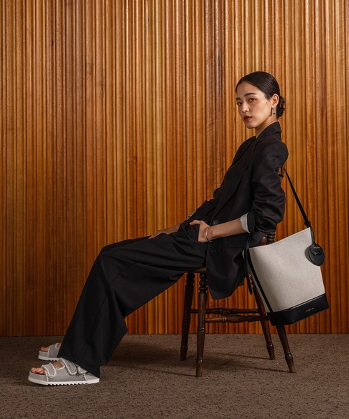 CHARLES & KEITH（チャールズ & キース）の「Enola エノラ キャンバスイロンゲイティッドバケツバッグ（ショルダーバッグ・レディース・ブラック・L）」の11枚目の写真