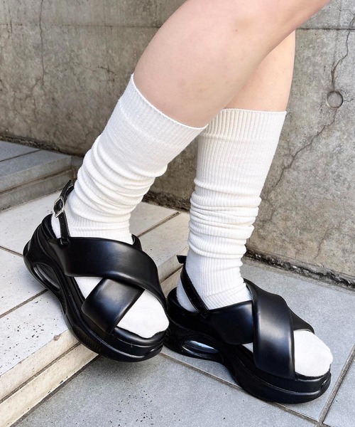 INGNI(イング)の「フロントクロスクリアソールスポサン(サンダル・レディース・ブラック/オフホワイト・M/L)」の2枚目の写真