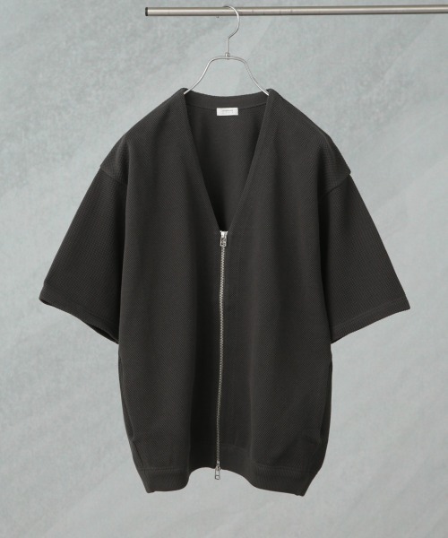 crepuscule（クレプスキュール）の「crepuscule/別注 S/S V NECK ZIP CARDIGAN（カーディガン/ボレロ・メンズ・ブラック/ベージュ系その他4/ダークグリーン・L/M）」の3枚目の写真