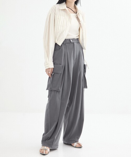 UNITED TOKYO（ユナイテッドトウキョウ）の「【残りわずか！】キュプラフィブリルカーゴパンツ｜ウォッシャブル（カーゴパンツ・レディース・ブラック/グレー・1/2）」の4枚目の写真