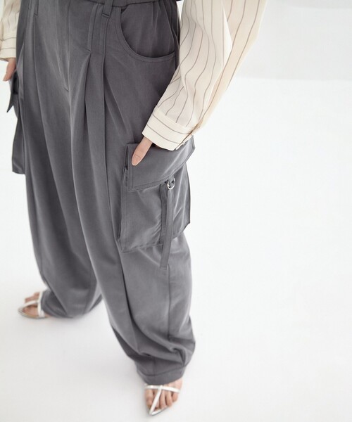 UNITED TOKYO（ユナイテッドトウキョウ）の「【残りわずか！】キュプラフィブリルカーゴパンツ｜ウォッシャブル（カーゴパンツ・レディース・ブラック/グレー・1/2）」の8枚目の写真