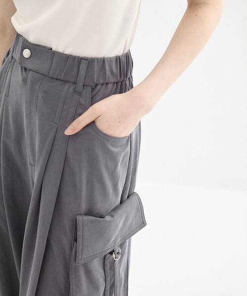 UNITED TOKYO（ユナイテッドトウキョウ）の「【残りわずか！】キュプラフィブリルカーゴパンツ｜ウォッシャブル（カーゴパンツ・レディース・ブラック/グレー・1/2）」の9枚目の写真