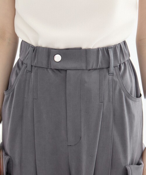 UNITED TOKYO（ユナイテッドトウキョウ）の「【残りわずか！】キュプラフィブリルカーゴパンツ｜ウォッシャブル（カーゴパンツ・レディース・ブラック/グレー・1/2）」の10枚目の写真