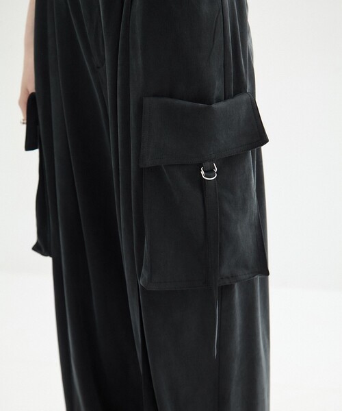 UNITED TOKYO（ユナイテッドトウキョウ）の「【残りわずか！】キュプラフィブリルカーゴパンツ｜ウォッシャブル（カーゴパンツ・レディース・ブラック/グレー・1/2）」の22枚目の写真