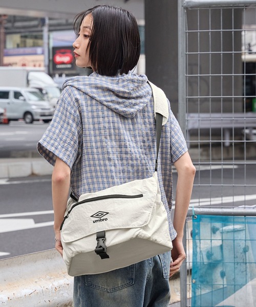 UMBRO/アンブロ 別注 ロゴ刺繍 ナイロンメッセンジャーバッグ