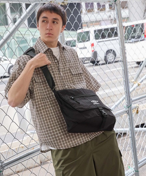 UMBRO/アンブロ 別注 ロゴ刺繍 ナイロンメッセンジャーバッグ