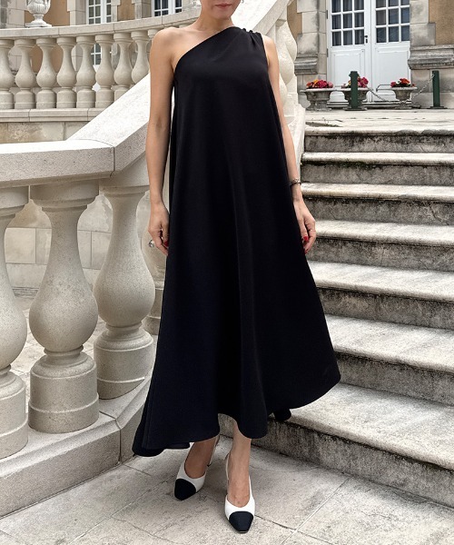 JENNE(ジェンヌ)の「ワンショルダードレス(ワンピース・レディース・ブラック/スモーク・LARGE/MEDIUM/SMALL)」の4枚目の写真