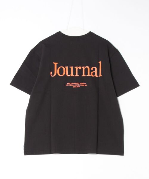 BANKS(バンクス)の「DESIGN TEE/BANKS JOURNAL(バンクスジャーナル)ブランドロゴプリント半袖デザインT-シャツ(Tシャツ/カットソー・メンズ・オフホワイト/スモークピンク/ブラック・MEDIUM/LARGE/X-LARGE)」の4枚目の写真