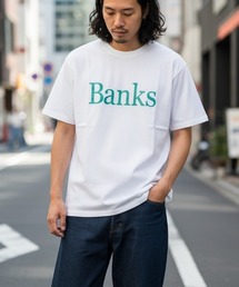 BANKS（バンクス）の「DESIGN TEE/BANKS JOURNAL(バンクスジャーナル)ブランドロゴプリント半袖デザインT-シャツ（Tシャツ/カットソー）」