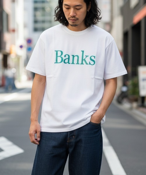 BANKS(バンクス)の「DESIGN TEE/BANKS JOURNAL(バンクスジャーナル)ブランドロゴプリント半袖デザインT-シャツ(Tシャツ/カットソー・メンズ・オフホワイト/スモークピンク/ブラック・MEDIUM/LARGE/X-LARGE)」の2枚目の写真