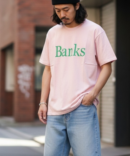 BANKS(バンクス)の「DESIGN TEE/BANKS JOURNAL(バンクスジャーナル)ブランドロゴプリント半袖デザインT-シャツ(Tシャツ/カットソー・メンズ・オフホワイト/スモークピンク/ブラック・MEDIUM/LARGE/X-LARGE)」の1枚目の写真