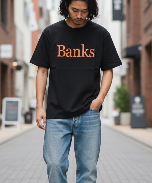 BANKS(バンクス)の「DESIGN TEE/BANKS JOURNAL(バンクスジャーナル)ブランドロゴプリント半袖デザインT-シャツ(Tシャツ/カットソー・メンズ・オフホワイト/スモークピンク/ブラック・MEDIUM/LARGE/X-LARGE)」の3枚目の写真