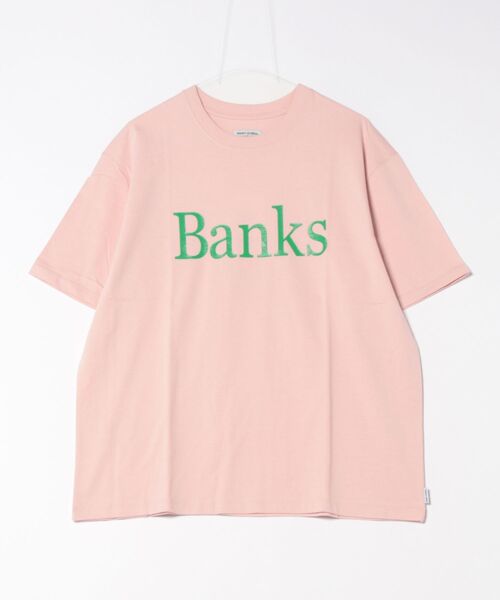 BANKS(バンクス)の「DESIGN TEE/BANKS JOURNAL(バンクスジャーナル)ブランドロゴプリント半袖デザインT-シャツ(Tシャツ/カットソー・メンズ・オフホワイト/スモークピンク/ブラック・MEDIUM/LARGE/X-LARGE)」の5枚目の写真
