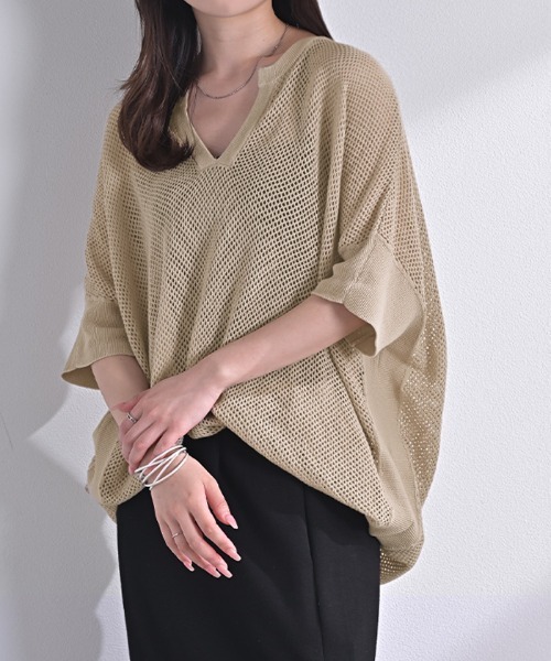 HUG.U(ハグユー)の「透かし編みニットTシャツ(ニット/セーター・レディース・ホワイト/ベージュ/ライトブルー/ブラック/キャメル・FREE)」の3枚目の写真