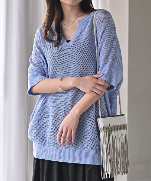 HUG.U(ハグユー)の「透かし編みニットTシャツ(ニット/セーター・レディース・ホワイト/ベージュ/ライトブルー/ブラック/キャメル・FREE)」の4枚目の写真