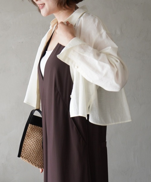 qualite（カリテ）の「コットンシアークロップドシャツ/シアーシャツ/夏服/羽織り（シャツ/ブラウス・レディース・ピンク/モスグリーン/オフホワイト/チャコールグレー・フリー）」の2枚目の写真