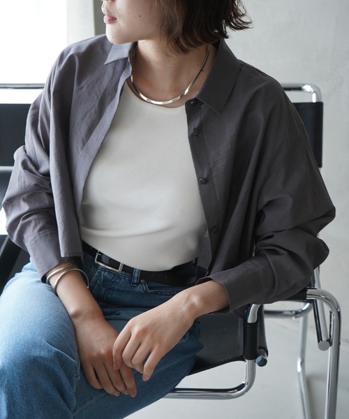 qualite（カリテ）の「コットンシアークロップドシャツ/シアーシャツ/夏服/羽織り（シャツ/ブラウス・レディース・ピンク/モスグリーン/オフホワイト/チャコールグレー・フリー）」の3枚目の写真