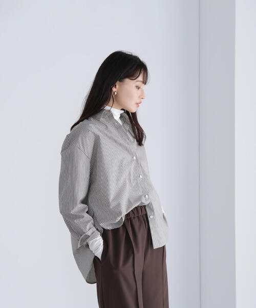 NATURAL BEAUTY BASIC(ナチュラルビューティーベーシック)の「◇ゴールドボタンフォルムシャツ(シャツ/ブラウス・レディース・ブラウン系その他/ワイン/ベージュ・FREE)」の2枚目の写真