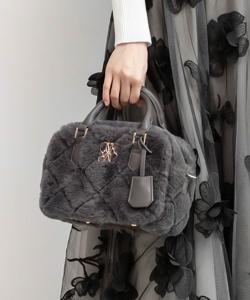 RANDA（ランダ）の「2WAY ファーキルティングボストンバッグ（ハンドバッグ・レディース・ベージュ/アイボリー/グレー・FREE）」の2枚目の写真