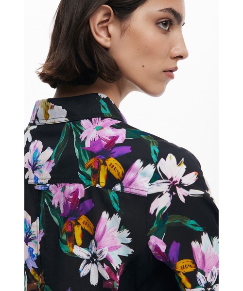 Desigual(デシグアル)の「花柄コンビネーションシルエットシャツ(シャツ/ブラウス・レディース・ブラック・M/L/XS/S/XL)」の4枚目の写真