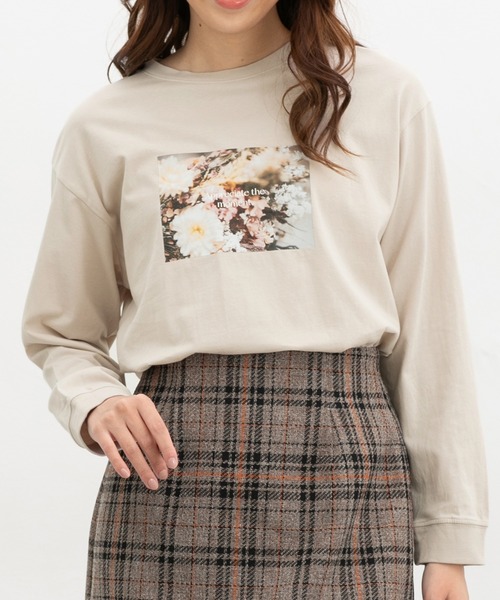 Honeys(ハニーズ)の「フォトプリントTシャツ(Tシャツ/カットソー・レディース・ラベンダー/ベージュ/スミクロ/スモークピンク/アイボリー・L/S/M/LL)」の3枚目の写真