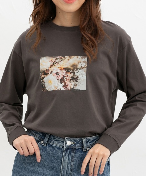 Honeys(ハニーズ)の「フォトプリントTシャツ(Tシャツ/カットソー・レディース・ラベンダー/ベージュ/スミクロ/スモークピンク/アイボリー・L/S/M/LL)」の2枚目の写真