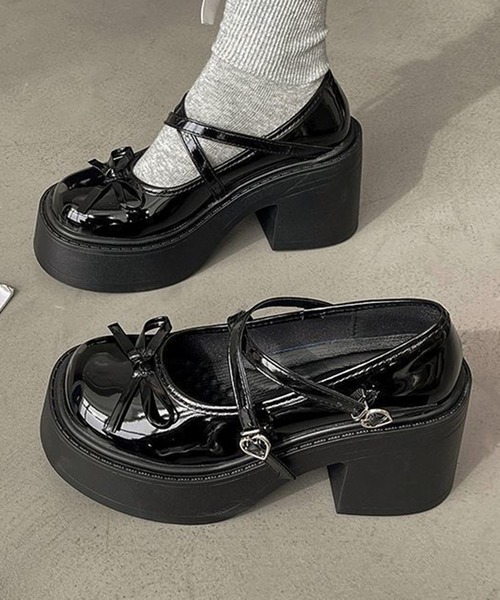 MAISON SELECT(メゾンセレクト)の「9C93 ハートバックル クロスストラップ 厚底 リボンシューズ(パンプス・レディース・ブラック・40/38/36)」の2枚目の写真